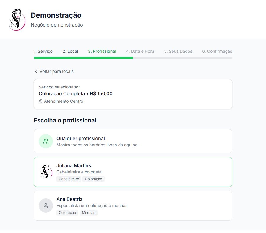 Cliente escolhendo o profissional durante o agendamento